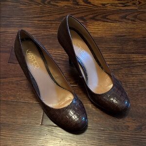 Kasper Women's Brown Croc-Embossed Heels